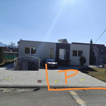 Slnecny Apartmanovy Dom Oslany Exterior foto